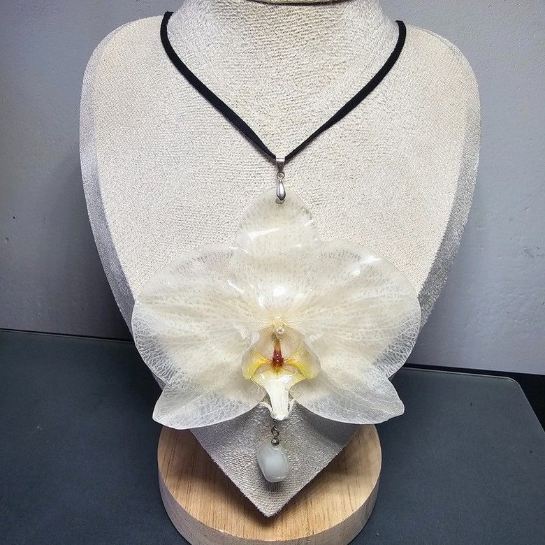 Colgante de Orquídea Blanca Natural — Joya Artesanal Eterna