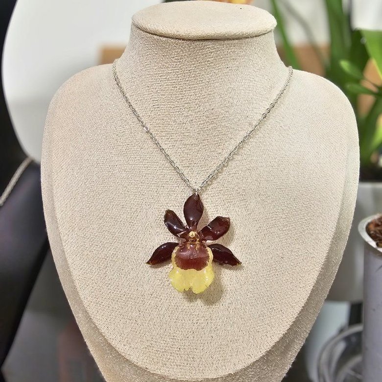 Collar de Orquídea Chocolate y Amarillo — Flor Natural en Resina