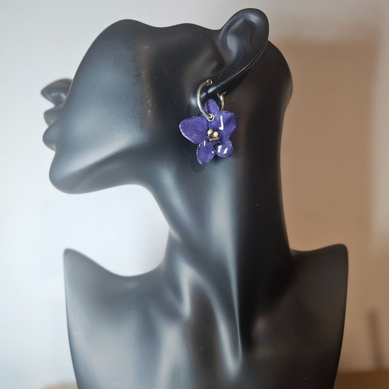 Pendientes de Violeta Africana Morada — Flor Natural Artesanal