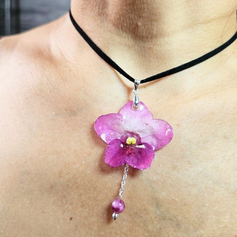 Gargantilla de Violeta Africana Eterna — Colgante Floral Artesanal