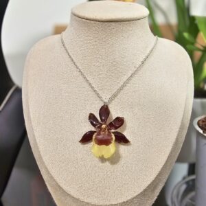 Collar de Orquídea Chocolate y Amarillo — Flor Natural en Resina