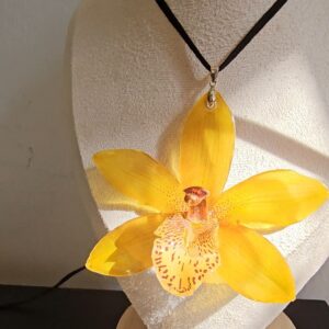Collar Cymbidium Golden Glow — Orquídea Natural Dorada Preservada